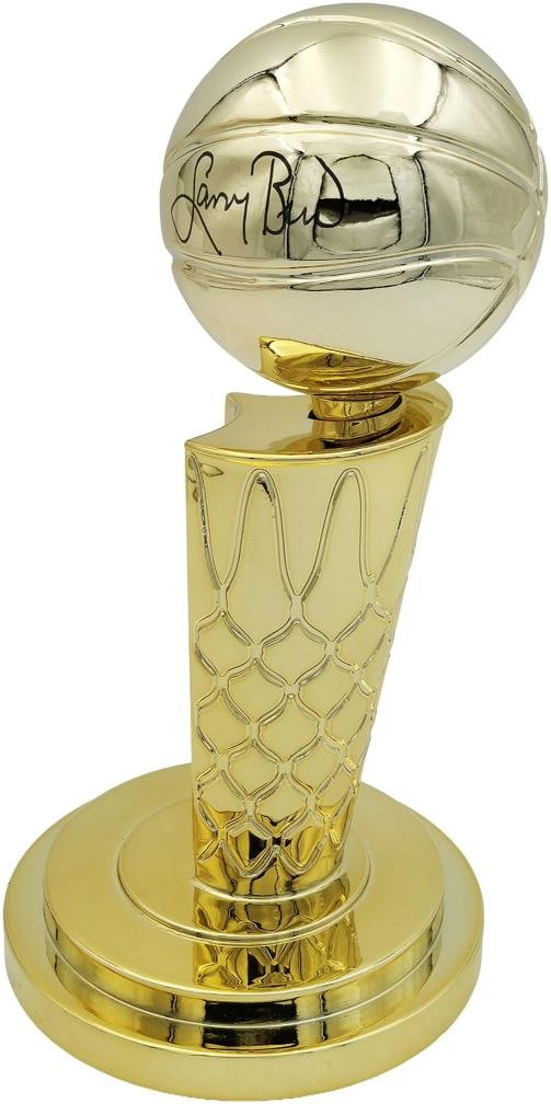 Larry Bird Auto Gold Fanatics Mini Trophy Celtics "18x Champ" Box Plaque Beckett: Player: Larry Bird,Team: Celtic,Sport: Basketball-NBA,Product: Memorabilia,Signed: Yes,Autograph Authentication: Fanatics Authentic,Original/Reprint: Original,Country of Origin: United States