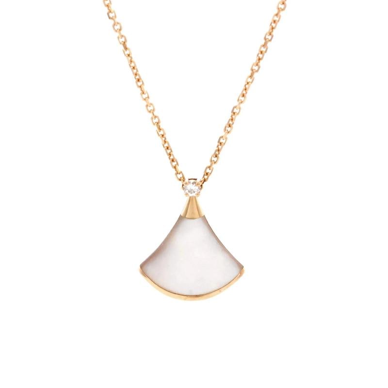 Bvlgari Divas' Dream Pendant Necklace 18K Rose Gold with Mother of Pearl: Measurements: Length: 16.5 - 17.0 ", Pendant Length: 16.40 mm, Pendant Width: 13.25 mm . Condition: Pre-owned - Good,Brand: Bvlgari,Main Stone: Diamond,Metal: 18K Rose Gold,Metal Purity: 18K,Style:
