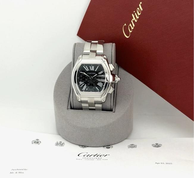 Cartier Roadster Chronograph XL W62020X6 2618 43mm Black Dial Steel 2025 Service: Style Number: W62020X6 / 2618 Model: Cartier Roadster Chronograph XL Case Material: Stainless Steel Band: Stainless Steel Bezel: Stainless Steel Dial: Black Roman Dial Crystal: Sapphire Case Size: