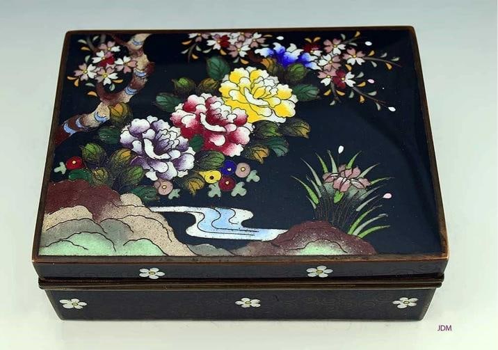 c1900 Stunning Japanese Meiji Period CloisonnÃƒÂ© Floral Box: Primary Material: Cloisonne,Age: Meiji,Original/Reproduction: Original,Country of Origin: Japan c1900 Stunning Japanese Meiji Period CloisonnÃƒÂ© Floral Box Presented is a