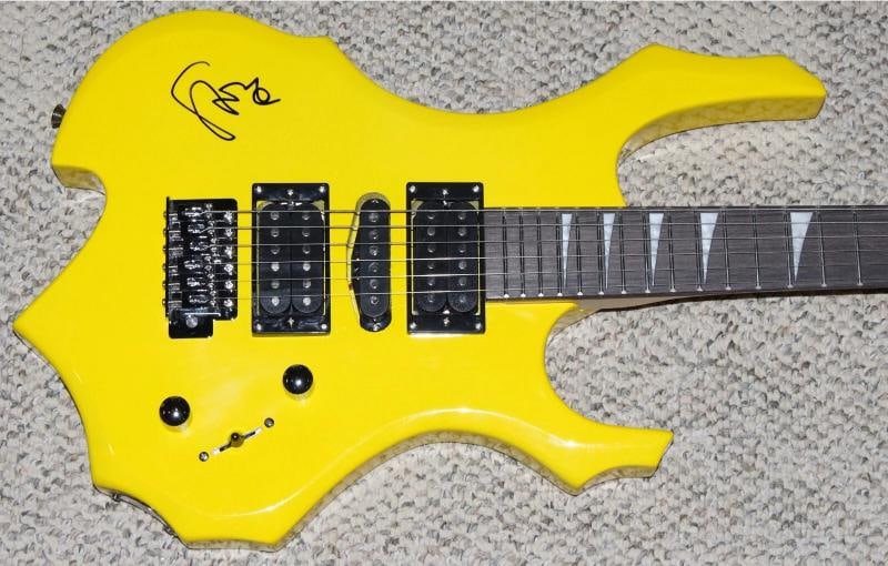 STONE GOSSARD PEARL JAM SIGNED YELLOW F/S FULL SIZE ELECTRIC GUITAR BECKETT COA: Industry: Music,Signed: Yes,Autograph Authentication: Beckett,Object Type: Guitar & Guitar Pick,Original/Reproduction: Original,Country of Origin: United States