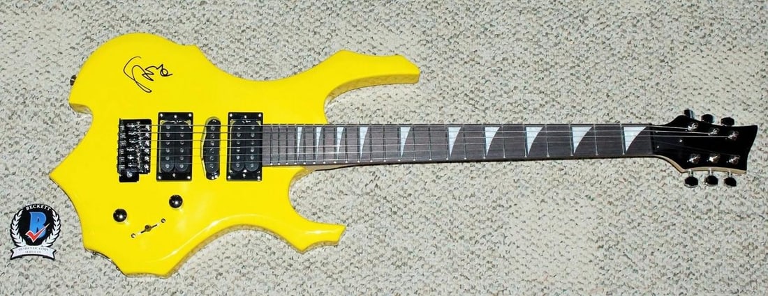 STONE GOSSARD PEARL JAM SIGNED YELLOW F/S FULL SIZE ELECTRIC GUITAR BECKETT COA - 4