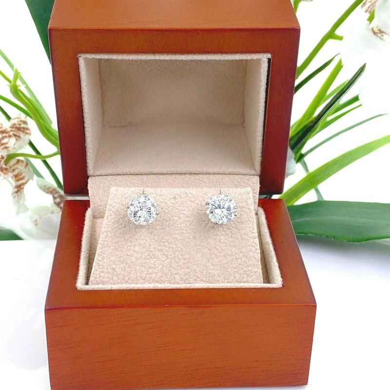 Round Brilliant Diamonds Stud Earrings in 14 kt White Gold: Condition: New without packaging: This item is brand new and has never been worn, but is missing the original packaging. The item doesnÃ¢â‚¬â„¢t have flaws