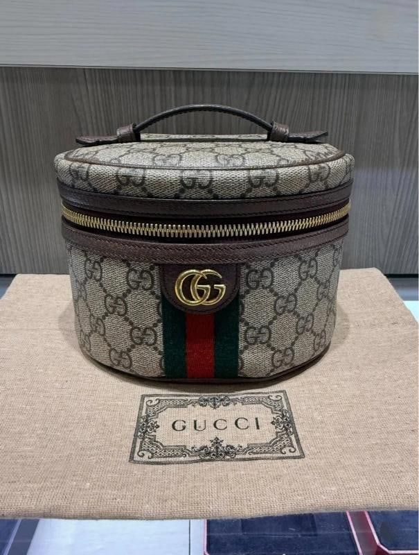 Gucci Ophidia GG Supreme Top Handle Vanity Case (Model 627463): Condition: Pre-owned - Excellent,Brand: Gucci,Department: Women,Closure: Zip,Handle Style: Top Handle,Exterior Color: GG Supreme,Style: Satchel/Top Handle Bag,Exterior Material: GG Supreme coated canv