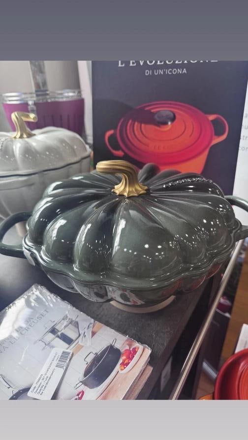 Le Creuset Enamelled Cast Iron Pumpkin Saucepan, 28 cm, Thyme Green , Limited! (1 of 6)