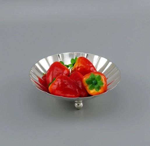 Antique c1920 Tiffany & Co Sterling Silver Ruffled Lobed Fruit Bowl or Dish: Brand: Tiffany & Co.,Age: 1907-1947,Composition: Sterling Silver (.925),Country of Origin: United States Antique c1920 Tiffany & Co Sterling Silver Ruffled Lobed Fruit Bowl or Dish Presented is an ant