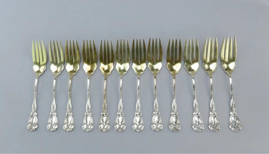 Fine Set 12 Durgin Sterling Silver Tulip Art Nouveau Salad Dessert Forks C Mono: Pattern: Tulip,Brand: Durgin,Type: Flatware - Forks,Style: Art Nouveau,Age: 1900-1940,Composition: Sterling Silver,Maker: Durgin,Country of Origin: United States Presented is a wonderful set of 12