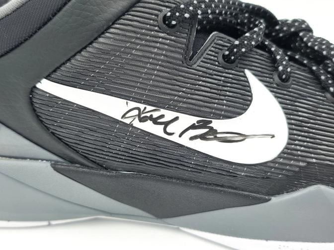Kobe Bryant Dual Auto Black/Grey 2011-12 Nike Kobe VII Shoes Size 14 #/8 Panini - 6