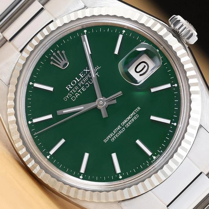 ROLEX MENS DATEJUST 1601 18K GOLD STAINLESS STEEL GREEN WATCH w/ OYSTER BAND: This is an authentic Rolex Datejust 1601 watch with Rolex 18K white gold fluted bezel, Rolex stick dial Ref., and custom stainless steel oyster bracelet. Descriptions: Brand: Rolex Model: Datejust Ref