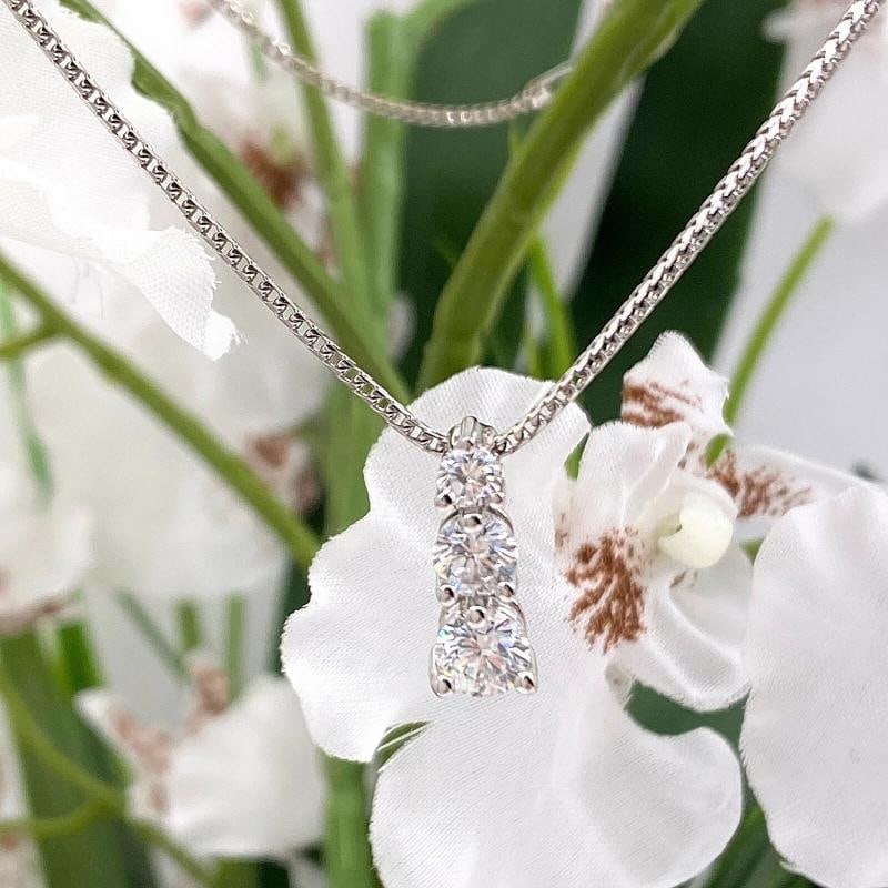 Round Diamon Three Stone Graduating Pendant Necklace 18kt White Gold - 8