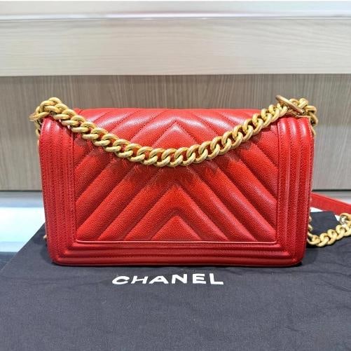 Chanel Old Medium Boy Bag Red Chevron Quilted Leather Antique Gold Hardware 2018 - 10
