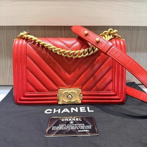 Chanel Old Medium Boy Bag Red Chevron Quilted Leather Antique Gold Hardware 2018: Condition: Pre-owned - Good,Brand: CHANEL,Pattern: Chevron,Department: Women,Size: Medium,Exterior Color: Red,Style: Shoulder Bag,Exterior Material: Leather,Finish: Quilted,Product Line: CHANEL