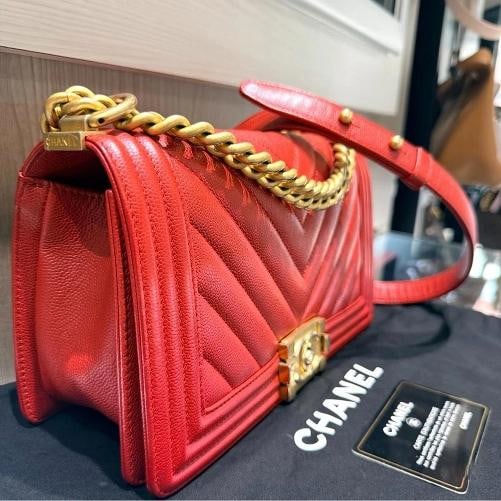 Chanel Old Medium Boy Bag Red Chevron Quilted Leather Antique Gold Hardware 2018 - 2
