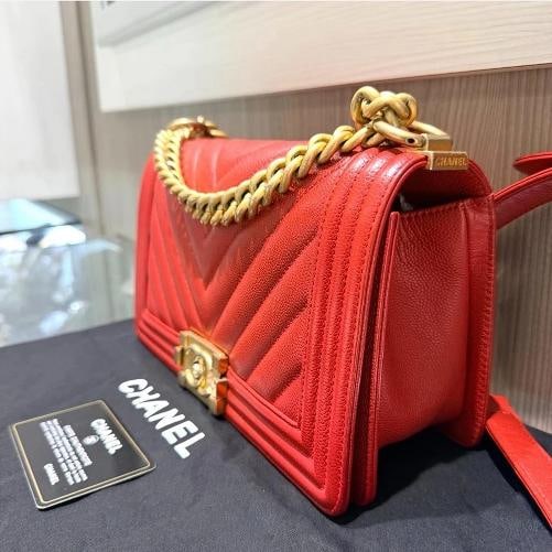 Chanel Old Medium Boy Bag Red Chevron Quilted Leather Antique Gold Hardware 2018 - 3