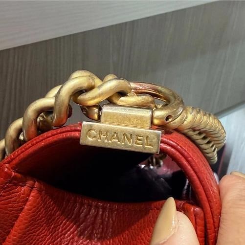Chanel Old Medium Boy Bag Red Chevron Quilted Leather Antique Gold Hardware 2018 - 4