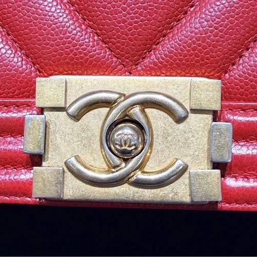 Chanel Old Medium Boy Bag Red Chevron Quilted Leather Antique Gold Hardware 2018 - 6