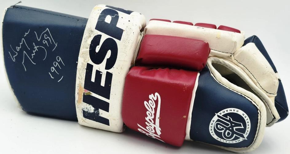 Wayne Gretzky Signed Hespeler Rangers Hockey Glove 1999 Flaking Beckett BAS: Wayne Gretzky Signed Hespeler Rangers Hockey Glove 1999 Flaking Beckett BAS