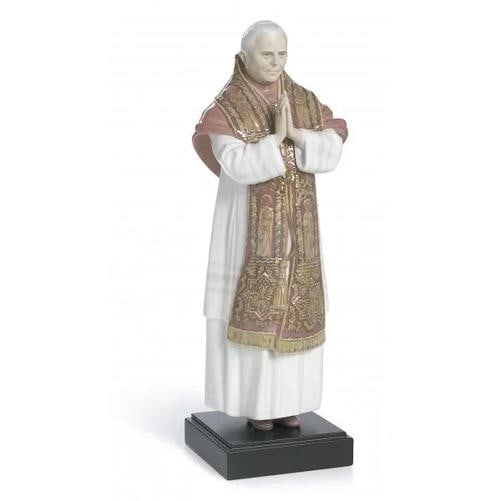 LladrÃƒÂ² Sculpture Pope Benedictus XVI Limited Edition Ref. 01008266: LladrÃƒÂ² Sculpture Pope Benedictus XVI Limited Edition Ref. 01008266 Material: Porcelain LladrÃƒÂ² Lion - Dimensions: Height: 32 cm Lenght: 12 cm