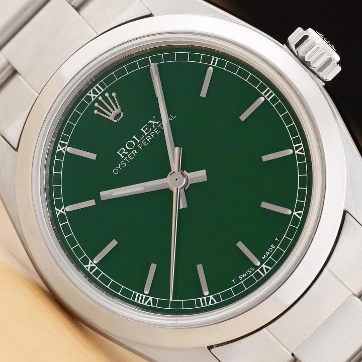ROLEX OYSTER PERPETUAL 77080 UNISEX GREEN STAINLESS STEEL OYSTER WATCH: Condition: Pre-owned - Excellent,Bezel Color: Silver,Max Wrist Size: 6.1-6.25 in,Number of Jewels: 31 Jewels,Indices: Stick Indexes,Year Manufactured: 1990-1999,Gender: Unisex,Bezel: Rolex Stainless