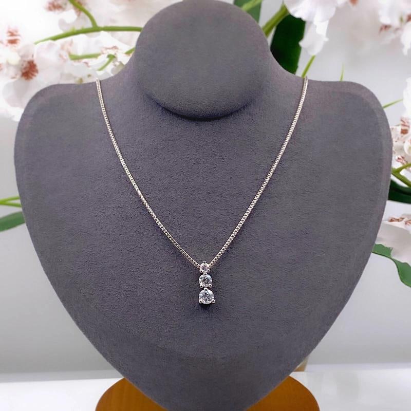 Round Diamon Three Stone Graduating Pendant Necklace 18kt White Gold: Condition: Pre-owned - Excellent,Pendant Shape: Drop,Main Stone Creation: Natural,Fancy Diamond Color: White,Length (inches): 17.5,Material: Stone,Metal: White Gold,Gender: Female,Total Carat Weight: