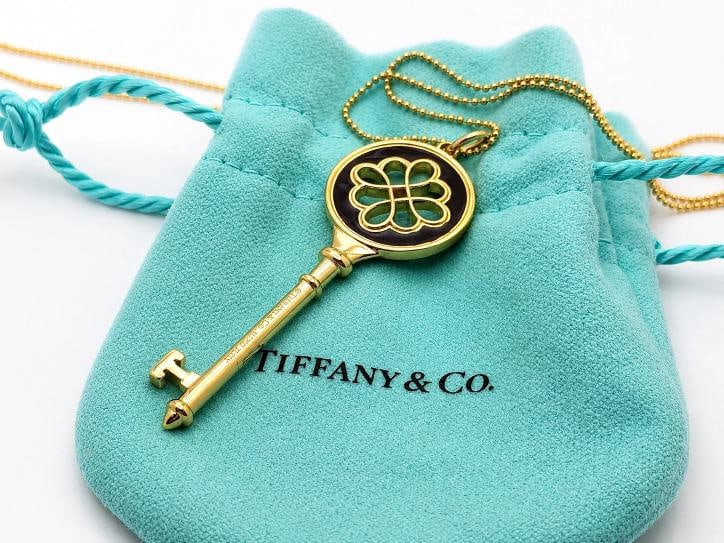 Tiffany & Co 18K Yellow Gold Black Enamel Knot Key Pendant: Tiffany & Co. 18K Yellow Gold Black Enamel Knot Pendant Necklace Brand: Tiffany & Co. Style: Knot Key Pendant Necklace Metal: 18K Yellow Gold (AU750) - 12 GRAMS Accent Material: Black Enamel Pendant S