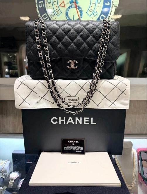 Chanel Jumbo Classic Double Flap Bag Black Quilted Caviar Silver (2017-2018): A timeless Chanel icon, this pre-owned Classic Jumbo Double Flap is crafted in black caviar leather with highly desirable silver-tone hardware. Featuring Chanel's signature diamond quilting,