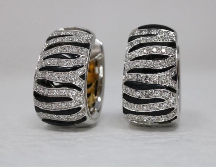 Roberto Coin Zebra 18K White Gold Diamond & Enamel Hoop Earrings: Condition: Pre-owned - Good: This item has been gently used but is in good condition. It might have a few signs ... Read moreabout the conditionPre-owned - Good: This item has been gently used but is