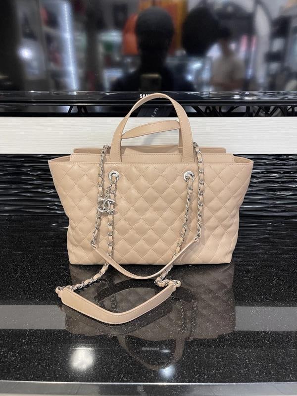 Chanel Tote Quilted Calfskin Medium Beige Tan SHW (2017-2018): This is an authentic CHANEL Medium Quilted Calfskin Tote, crafted in supple beige calfskin leather with the HouseÃ¢â‚¬â„¢s signature diamond quilting.