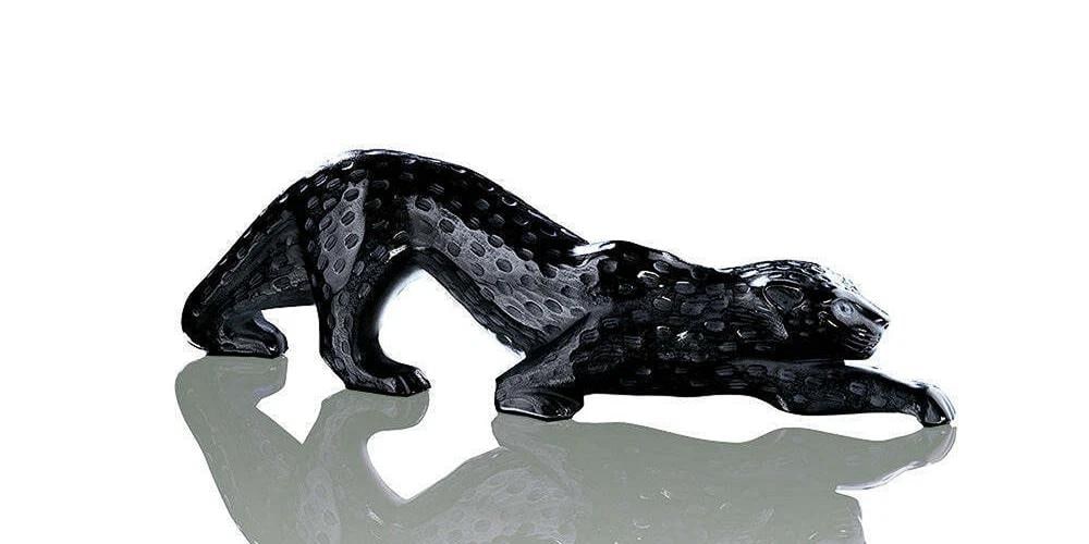 Lalique Zeila Panther Large Sculpture Black Crystal Ref. 1167100- Official: Lalique Zeila Panther Large Sculpture Black Crystal Ref. 1167100- Official Black Crystal Dimensions: H 11 cm x L 36.5 cm x W 17.5 cm Handcrafted in France Product Sold and Shipped in Original Packagin
