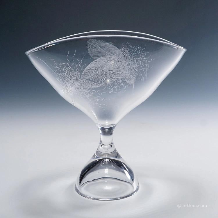 Footed Bowl with Feather Decoration by Vicke Lindstrand for Kosta 1950s: Condition: Used,Brand: ArtGlass,Type: Vase A vintage crystal bowl designed by the Swedish designer Vicke Lindstrand (1904-1983) for Kosta Boda. Blown clear crystal glass with white feather decoration 