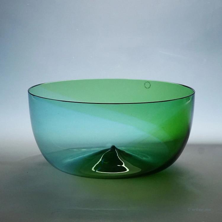 Large Venini Bowl 'Coreano', Designed by Tapio Wirkkala in 1966: Condition: Used,Brand: ArtGlass,Material: Glass,Type: Art Glass,Handmade: Yes,Vintage: Yes,Country of Origin: Italy A blue and green a fasce a spirale bowl from the Coreani series. Designed in 1966