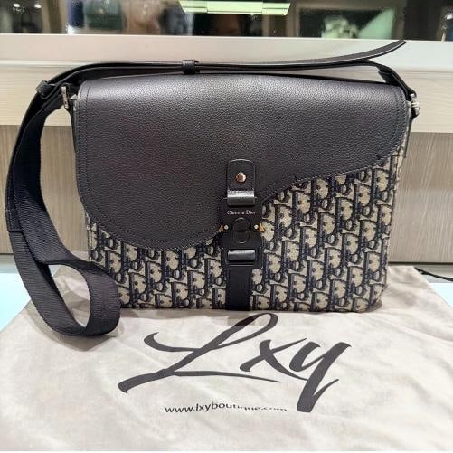 Christian Dior Medium Saddle Messenger Bag with Flap (2024): Condition: Pre-owned - Good,Brand: Dior,Department: Unisex Adults,Exterior Color: Beige and black,Style: Messenger Bag,Exterior Material: Dior Oblique jacquard,Country of Origin: Italy The Christian