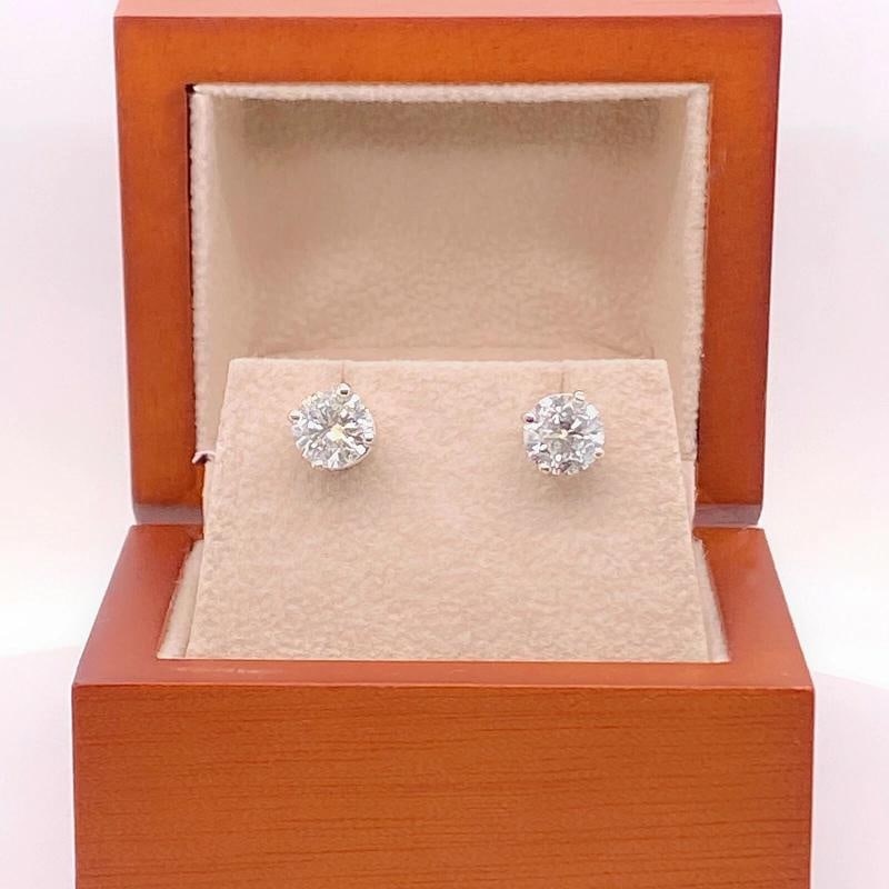 Round Brilliant Diamond Stud Earrings 14K White Gold: Condition: Pre-owned - Excellent: This item has been previously worn; however, it is in excellent condition. ... Read moreabout the conditionPre-owned - Excellent: Brand: Unbranded,Main Stone
