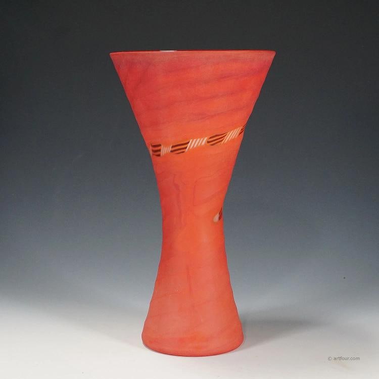 Vase 'Manto' designed by Rodolfo Dordoni for Venini, Murano: Condition: Used,Brand: ArtGlass,Type: Vase,Country of Origin: Italy A vase of the 'Manto' series designed by Rodolfo Dordoni for Venini. Fused coral-red, clear and black glass, surface with matt