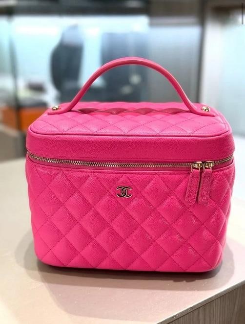 Chanel Large Vanity Top Handle Pink Caviar Gold Hardware w/ Detachable Mirror: Condition: Pre-owned - Excellent,Pattern: Quilted,Closure: Zip,Size: Large,Handle Style: Top Handle,Material: Leather,Exterior Material: Leather,Brand: CHANEL,Type: Makeup Bag,Department: