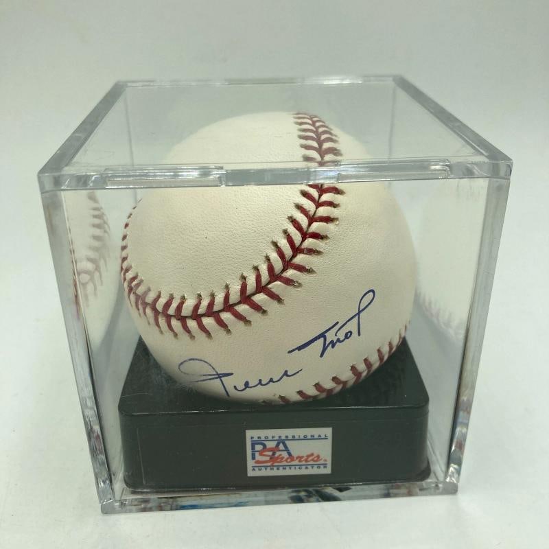 Willie Mays Signed Major League Baseball PSA DNA Graded 10 GEM MINT: Sport: Baseball,Player: Willie Mays,Signed: Yes,Autograph Authentication: Professional Sports Authenticator (PSA),Original/Reprint: Original,Product: Ball,Country of Origin: United States
