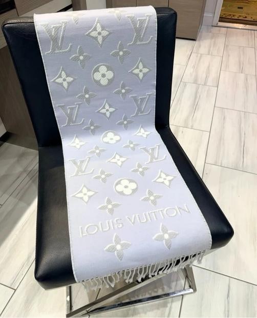 Louis Vuitton LV Essential Shine Wool Scarf Lilac, White, Shimmery Silver Unworn - 3