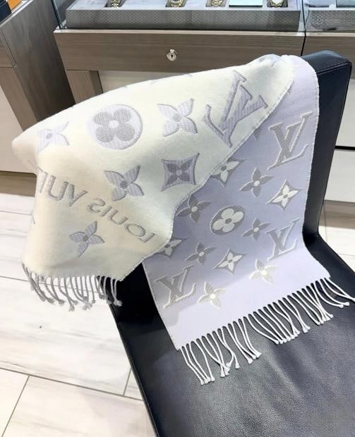 Louis Vuitton LV Essential Shine Wool Scarf Lilac, White, Shimmery Silver Unworn - 5