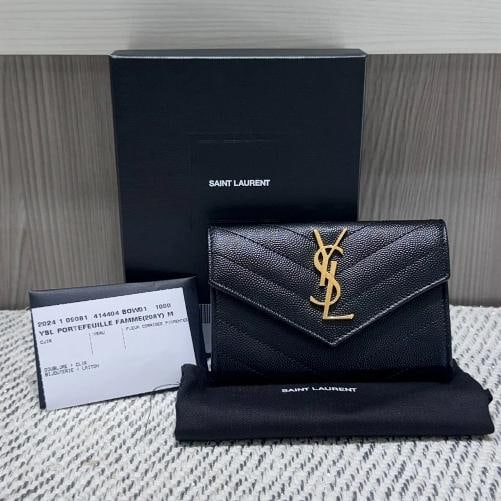 Saint Laurent Grain De Poudre MatelassÃƒÂ© Chevron Small Monogram Envelope Walle: Condition: Pre-owned - Excellent,Pattern: Monogram,Brand: Saint Laurent,Department: Women,Size: Small,Exterior Color: Black,Style: wallet,Exterior Material: Leather,Country of Origin: Italy This