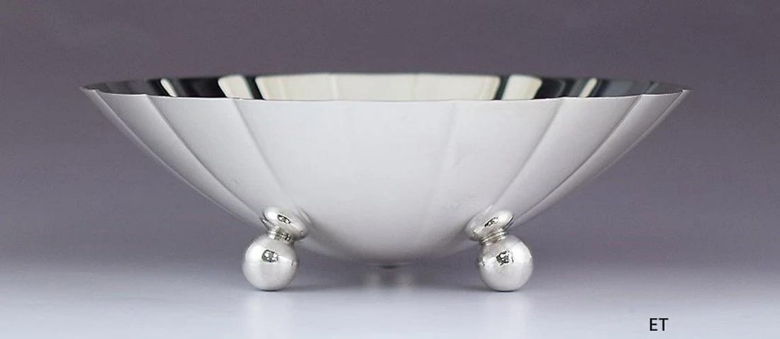 Lovely c1950 Tiffany Co Sterling Silver Fluted Shell Style Bowl: Brand: Tiffany & Co.,Age: Post-1940,Composition: Sterling Silver,Maker: Tiffany & Co.,Year Made: 1947-1956,Country of Origin: United States Presented is a fabulous Tiffany & Co sterling silver bowl, d