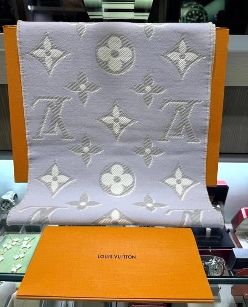 Louis Vuitton LV Essential Shine Wool Scarf Lilac, White, Shimmery Silver Unworn - 2