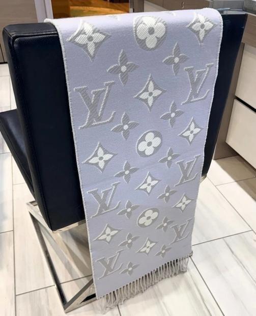 Louis Vuitton LV Essential Shine Wool Scarf Lilac, White, Shimmery Silver Unworn - 4