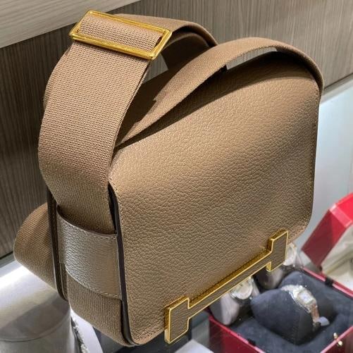 Hermes Geta Chevre Mysore Etoupe Crossbody Bag with Gold Hardware B Stamp (2023) - 12