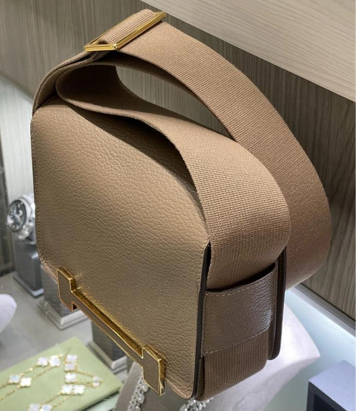 Hermes Geta Chevre Mysore Etoupe Crossbody Bag with Gold Hardware B Stamp (2023) - 13