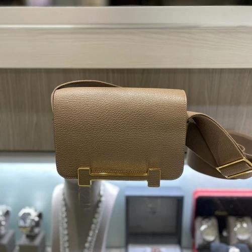 Hermes Geta Chevre Mysore Etoupe Crossbody Bag with Gold Hardware B Stamp (2023): Condition: Pre-owned - Good,Pattern: Solid,Closure: Magnetic,Handle/Strap Color: Beige,Size: Medium,Lining Material: Leather,Hardware Color: Gold,Exterior Material: Leather,Vintage: No,Brand: