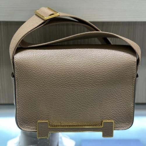 Hermes Geta Chevre Mysore Etoupe Crossbody Bag with Gold Hardware B Stamp (2023) - 2