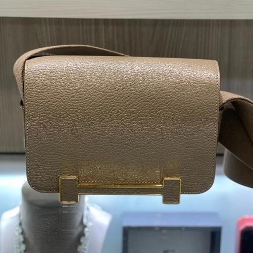 Hermes Geta Chevre Mysore Etoupe Crossbody Bag with Gold Hardware B Stamp (2023) - 3