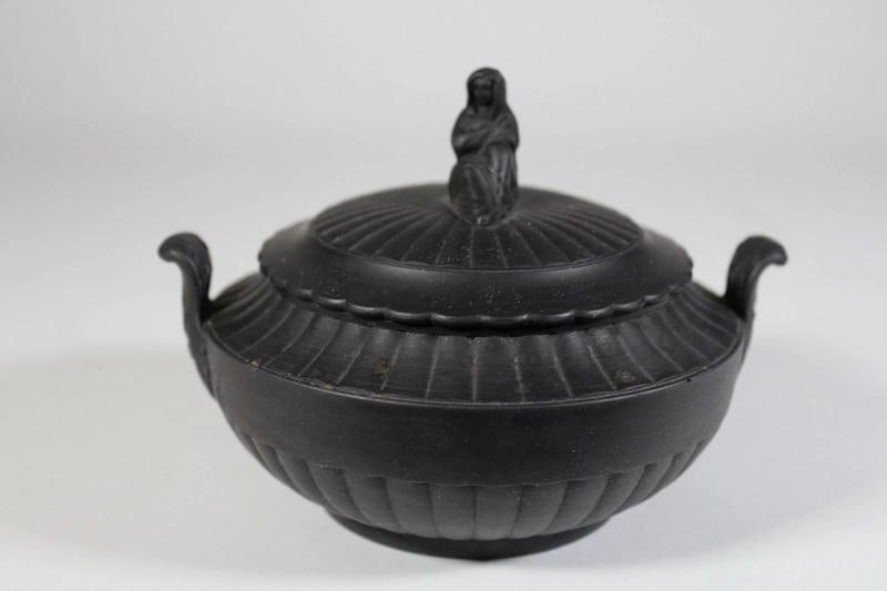 19TH CENTURY WEDGWOOD BLACK BASSALT TEA SET - 4