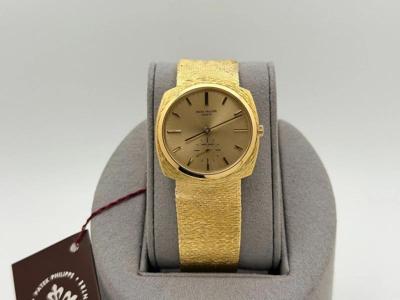 Vintage Patek Philippe Calatrava 3525 32mm Champagne Dial 18k Yellow Gold: Condition: Pre-owned - Good,Bezel Color: Gold, Yellow,Movement: Mechanical (Automatic),Seller Warranty: Yes,Indices: Stick Indexes,Vintage: Yes,Band/Strap: Bracelet,Reference Number: 3525J,