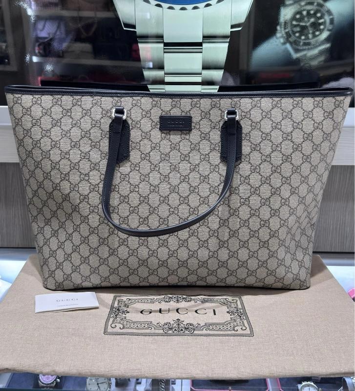 Gucci Tote Black and Ivory Supreme 779864: Condition: Pre-owned - Excellent,Brand: Gucci,Department: Women,Exterior Color: black & ivory,Style: Tote,Exterior Material: Coated Canvas,Country of Origin: Italy This pre-owned Gucci GG Supreme Tote